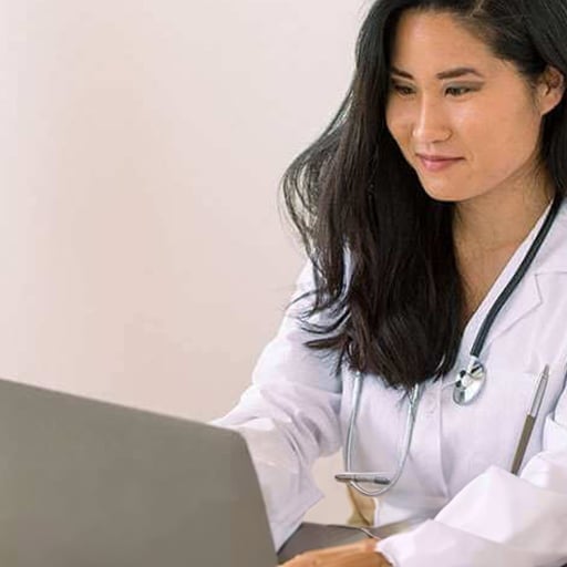Professionnelle de santé cherchant du matériel médical sur son ordinateur.